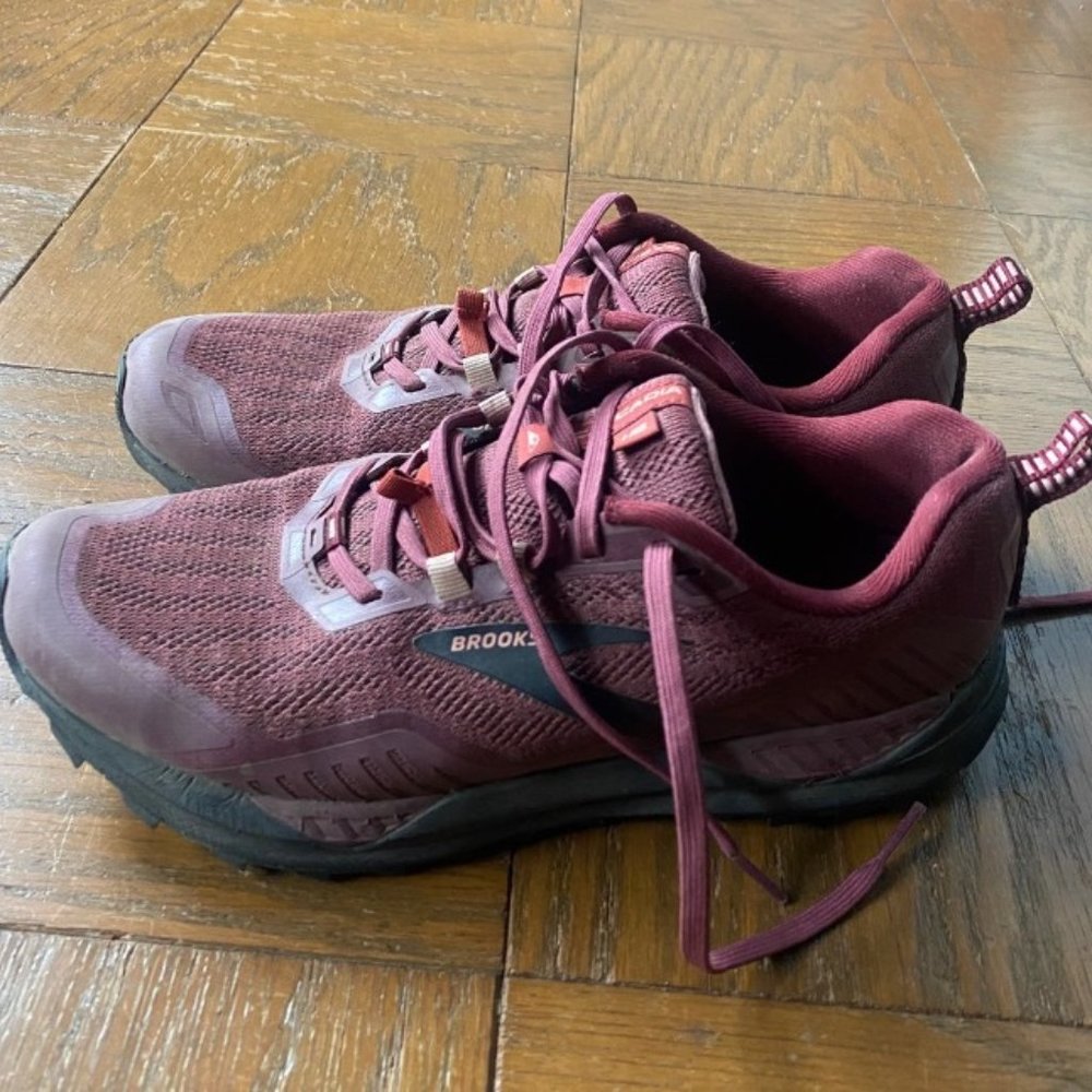 Womens Brooks Cadcadia 15 - Size 8.5